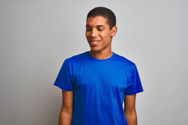 年轻的帅阿拉伯男子穿着蓝色T恤站在孤立的白色背景上 面带微笑 脸上挂着微笑 表情自然 笑自信 — 图库照片