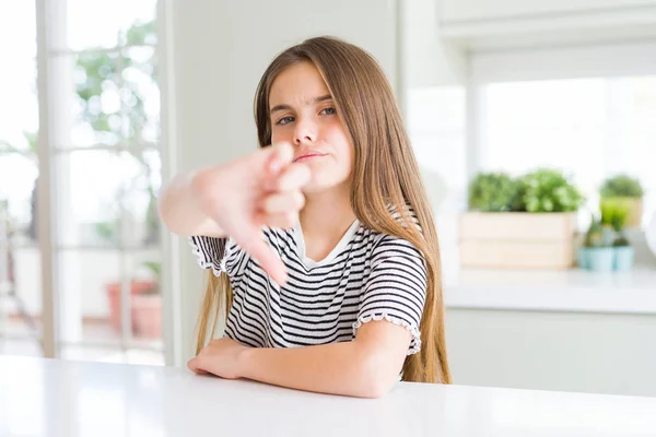 Hermosa Niña Joven Con Rayas Camiseta Que Infeliz Enojado Mostrando — Foto de Stock