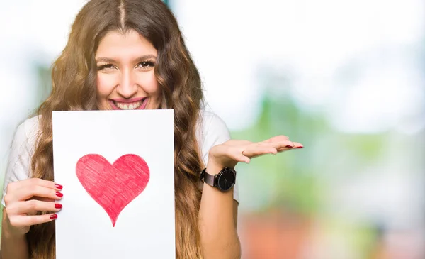 Joven Mujer Adulta Sosteniendo Tarjeta Con Corazón Rojo Muy Feliz — Foto de Stock