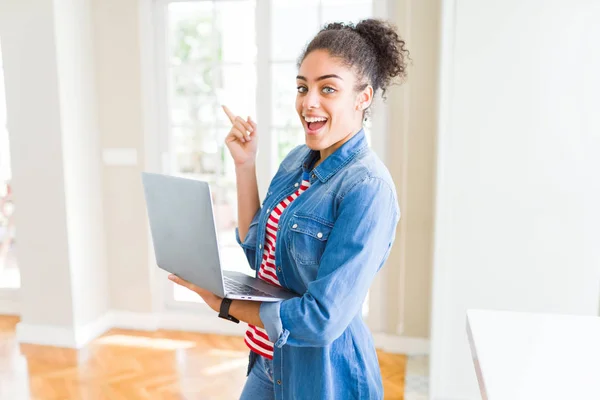 Joven Afroamericana Chica Pie Trabajando Usando Portátil Muy Feliz Señalando — Foto de Stock