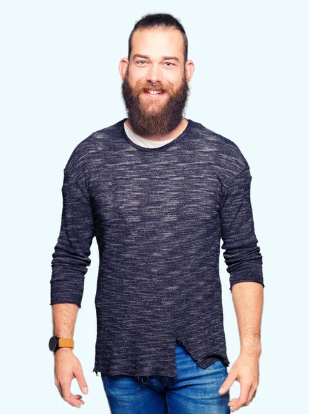 Junger Blonder Mann Lässigem Pullover Mit Einem Fröhlichen Und Kühlen — Stockfoto