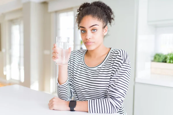Joven Afroamericana Chica Bebiendo Vaso Agua Fresca Con Una Expresión — Foto de Stock