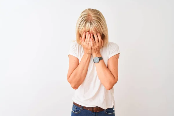 中年妇女穿着休闲T恤 站在孤立的白色背景上 悲伤的表情用双手遮住脸 一边哭泣 抑郁症概念 — 图库照片