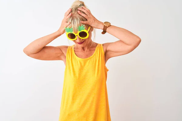 Mulher Meia Idade Férias Usando Óculos Sol Abacaxi Sobre Fundo — Fotografia de Stock