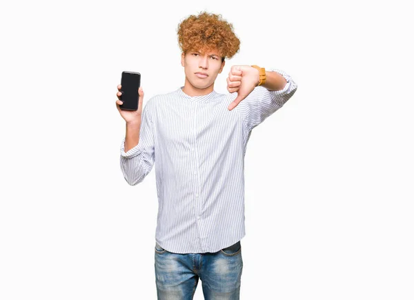 Jonge Knappe Man Tonen Smartphone Scherm Met Boos Gezicht Negatieve — Stockfoto