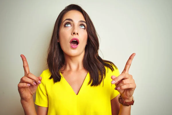 Giovane Bella Donna Con Indosso Giallo Shirt Piedi Sfondo Bianco — Foto Stock