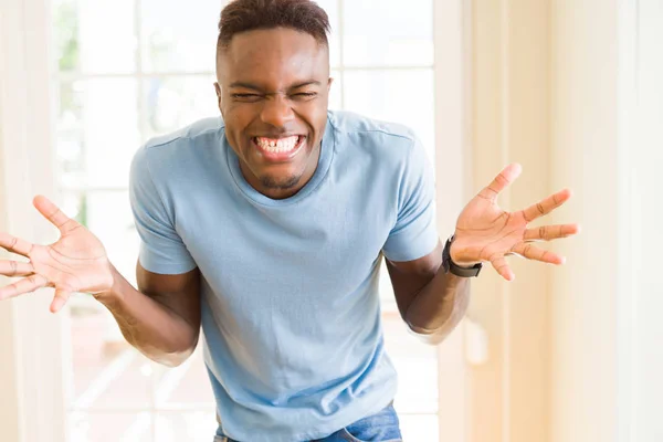 Uomo Afroamericano Urlando Molto Eccitato Celebrando Successo Vittoria Sorridendo Felice — Foto Stock