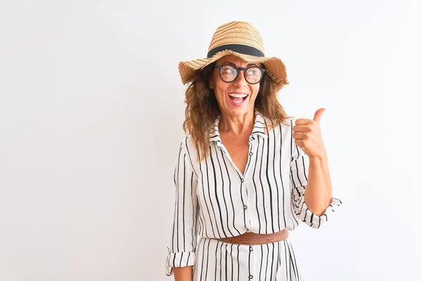 Geschäftsfrau Mittleren Alters Mit Gestreiftem Kleid Brillenhut Über Isoliertem Weißem — Stockfoto