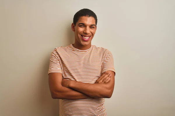 Mladý Pohledný Arabský Muž Pruhovaným Tričkem Izolované Bílé Pozadí Šťastný — Stock fotografie