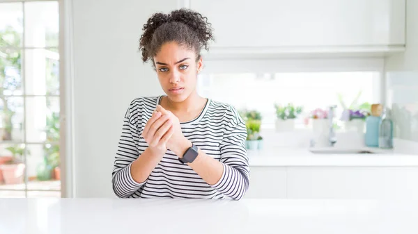 Mulher Americana Africana Bonita Com Cabelo Afro Vestindo Camisola Listrada — Fotografia de Stock