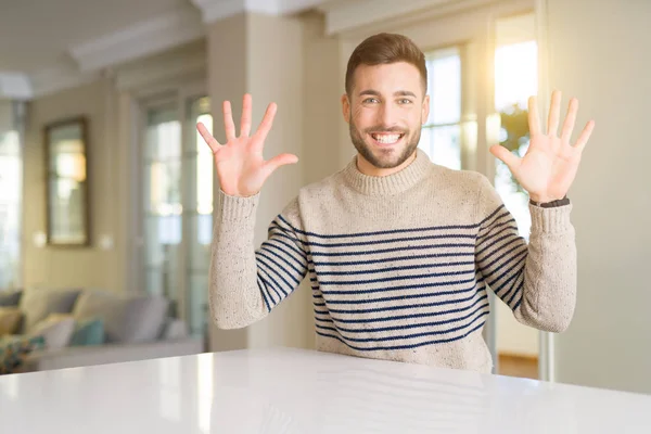 Jonge Knappe Man Thuis Tonen Wijzend Met Vingers Nummer Tien — Stockfoto