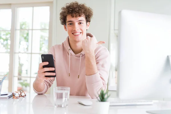 Junger Student Der Smartphone Und Computer Benutzt Und Mit Dem — Stockfoto