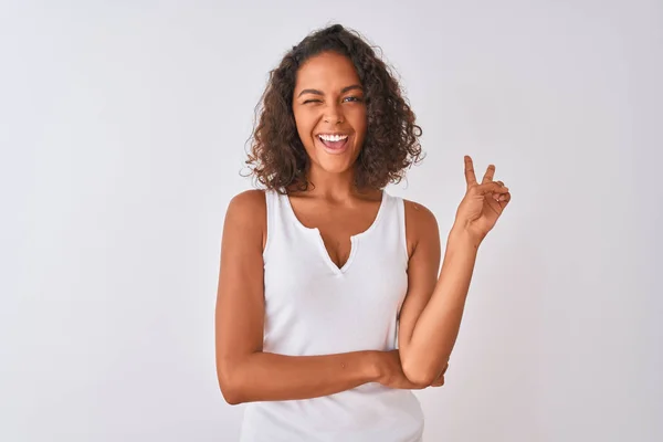 Jovem Brasileira Vestindo Camiseta Casual Sobre Fundo Branco Isolado Sorrindo — Fotografia de Stock