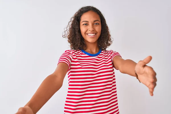 Młoda Brazylijska Kobieta Ubrana Czerwone Paski Shirt Stoi Białym Tle — Zdjęcie stockowe