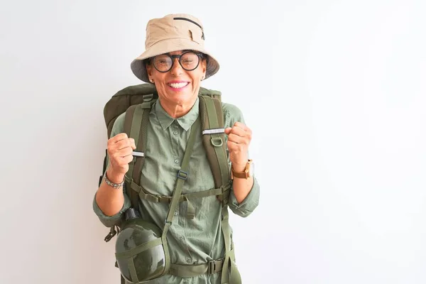 Wanderin Mittleren Alters Mit Rucksack Kantinenbrille Über Isoliertem Weißem Hintergrund — Stockfoto