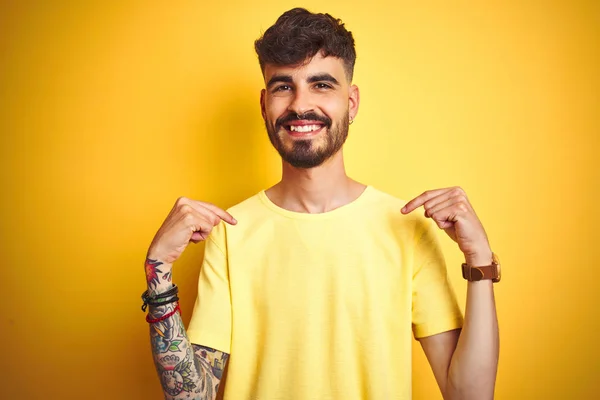 Mladý Muž Tetováním Tričku Stojící Nad Izolovaným Žlutým Pozadím Tvářil — Stock fotografie