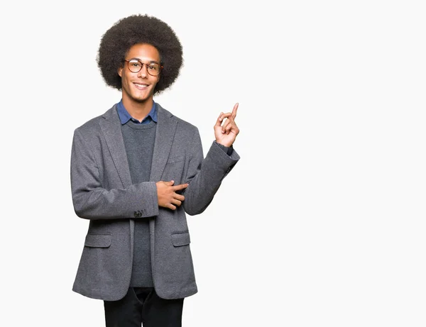 Junger Afrikanisch Amerikanischer Geschäftsmann Mit Afro Haaren Trägt Eine Brille — Stockfoto