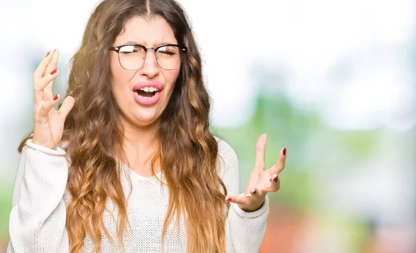 Mujer Hermosa Joven Con Gafas Loco Loco Gritando Gritando Con —  Fotos de Stock