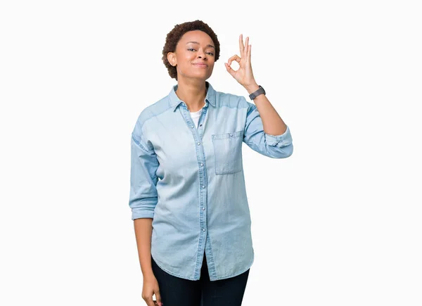若い美しいアフリカ系アメリカ人女性の孤立した背景を浮かべて上手と指で サインをしている肯定的です 成功した式 — ストック写真