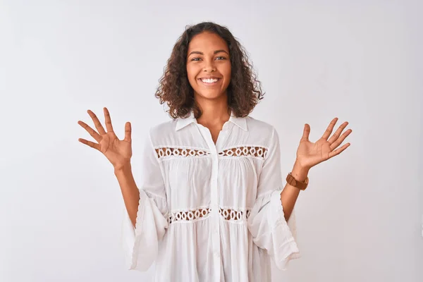 Νέα Βραζιλιάνικη Γυναίκα Φορώντας Πουκάμισο Στέκεται Πάνω Από Απομονωμένο Λευκό — Φωτογραφία Αρχείου