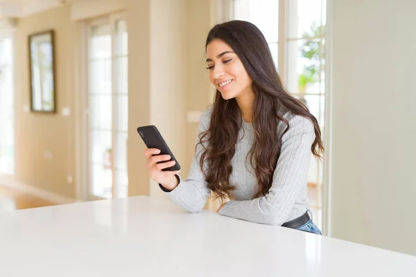 Jovem Mulher Usando Smartphone Enviando Uma Mensagem Com Rosto Feliz — Fotografia de Stock