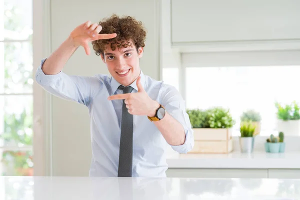 Young Business Man Bär Slips Leende Gör Ram Med Händer — Stockfoto