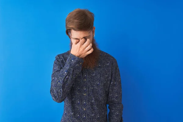 Jovem Irlandês Ruivo Vestindo Camisa Verão Floral Sobre Fundo Azul — Fotografia de Stock