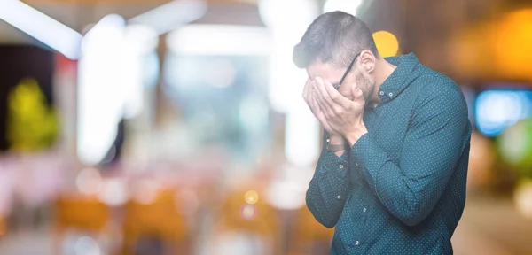 Joven Hombre Negocios Guapo Con Gafas Sobre Fondo Aislado Con — Foto de Stock