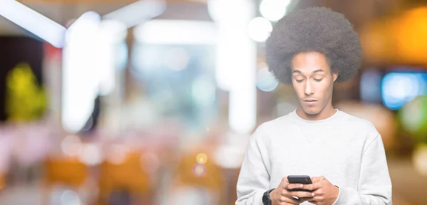 Jonge Afro Amerikaanse Man Met Afro Haar Met Behulp Van — Stockfoto