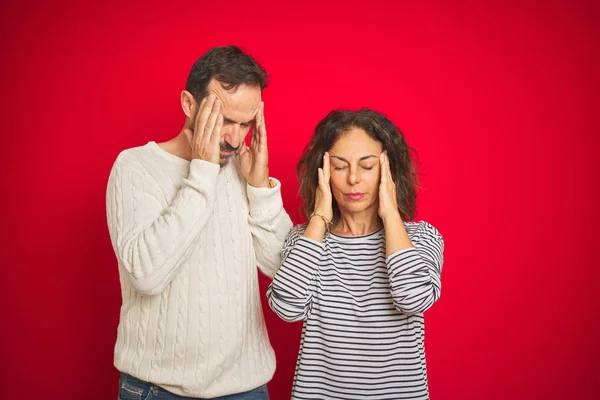 Beau Couple Âge Moyen Portant Pull Hiver Sur Fond Rouge — Photo