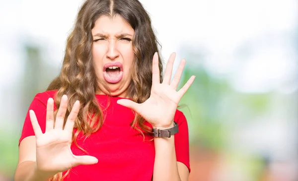 Junge Schöne Frau Trägt Lässiges Shirt Angst Und Erschrocken Mit — Stockfoto