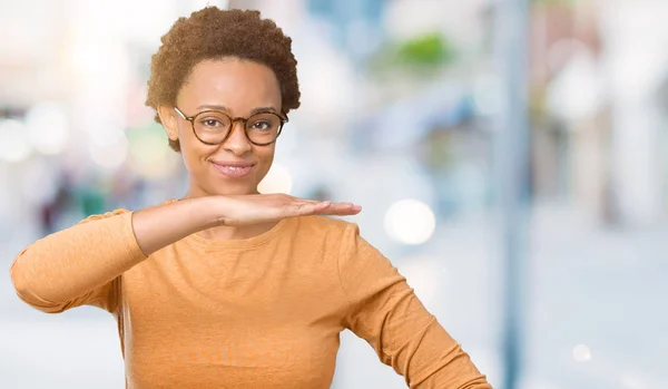 Ung Vacker Afroamerikanska Kvinna Som Bär Glasögon Över Isolerade Bakgrund — Stockfoto