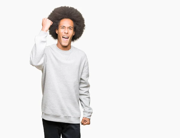 Jovem Americano Africano Com Cabelo Afro Vestindo Camisola Esportiva Irritado — Fotografia de Stock