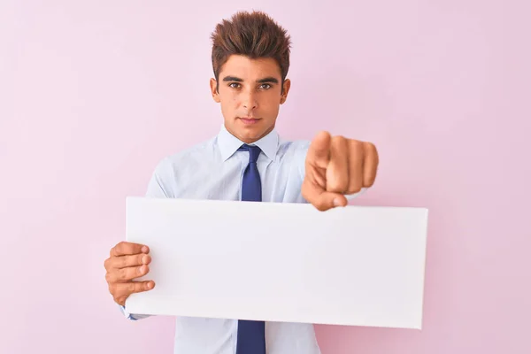 Jovem Empresário Bonito Segurando Banner Sobre Fundo Rosa Isolado Apontando — Fotografia de Stock