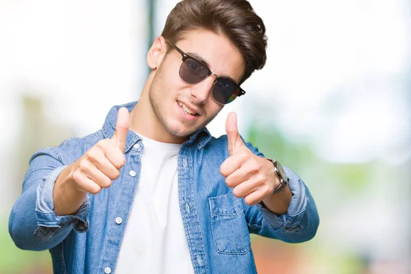 Joven Hombre Guapo Con Gafas Sol Sobre Fondo Aislado Que —  Fotos de Stock