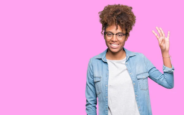 Linda Jovem Afro Americana Vestindo Óculos Sobre Fundo Isolado Mostrando — Fotografia de Stock