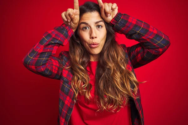 Jovem Mulher Bonita Vestindo Jaqueta Casual Sobre Fundo Isolado Vermelho — Fotografia de Stock