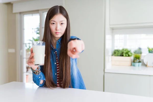 Hermosa Mujer Asiática Bebiendo Vaso Leche Fresca Señalando Con Dedo —  Fotos de Stock