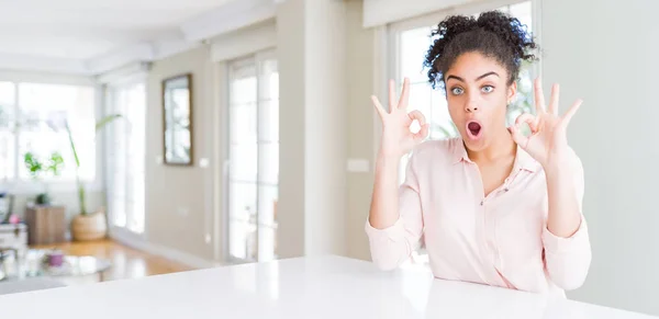 Amplio Ángulo Hermosa Mujer Afroamericana Con Pelo Afro Buscando Sorprendido —  Fotos de Stock