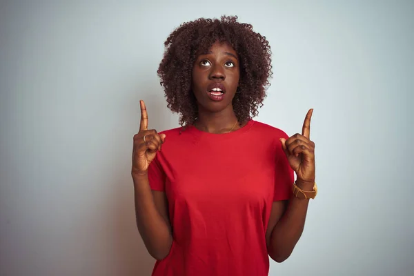 Mladá Africká Afro Žena Červeným Tričkem Izolovaném Bílém Pozadí Žaslo — Stock fotografie