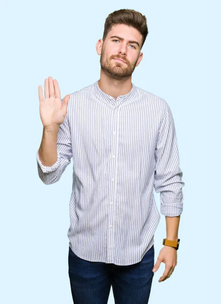 Joven Hombre Guapo Renuncia Decir Hola Feliz Sonriente Gesto Bienvenida — Foto de Stock