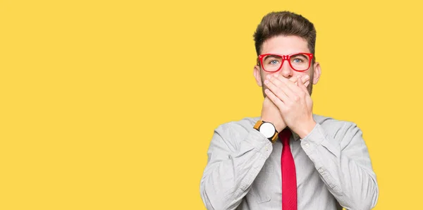 Joven Hombre Negocios Guapo Con Gafas Impactadas Cubriendo Boca Con —  Fotos de Stock