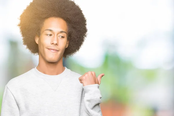 Joven Afroamericano Con Pelo Afro Vistiendo Sudadera Deportiva Sonriendo Con —  Fotos de Stock