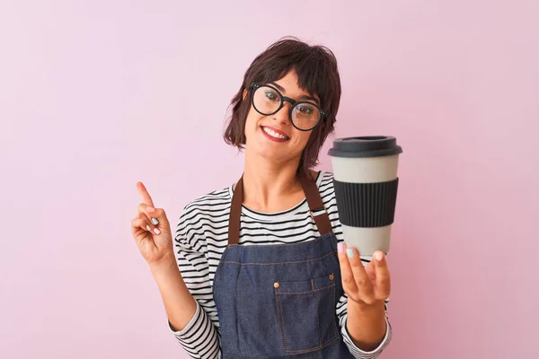 Genç Güzel Barista Kadın Izole Pembe Arka Plan Üzerinde Kahve — Stok fotoğraf
