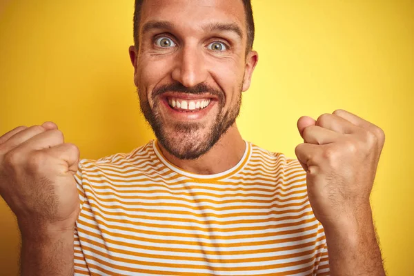 Nahaufnahme Eines Jungen Gutaussehenden Mannes Lässigem Shirt Vor Gelbem Hintergrund — Stockfoto