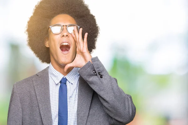 Joven Hombre Negocios Afroamericano Con Pelo Afro Usando Gafas Gritando —  Fotos de Stock