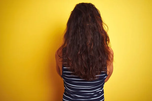 Jonge Mooie Vrouw Dragen Gestreepte Shirt Staande Geïsoleerde Gele Achtergrond — Stockfoto