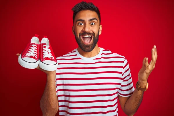 Unga Arabiska Indiska Spansktalande Man Innehar Sport Casual Sneakers Över — Stockfoto