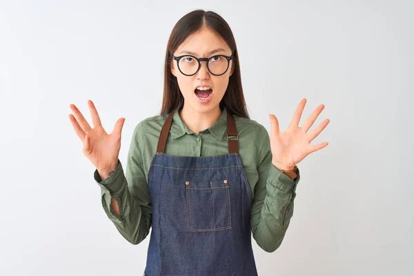 Junge Chinesische Krämerin Mit Schürze Und Brille Über Isoliertem Weißem — Stockfoto