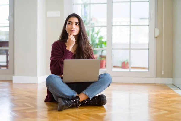 Jovem Mulher Usando Computador Portátil Sentado Chão Com Mão Queixo — Fotografia de Stock